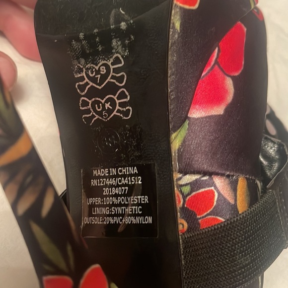 Tattoo style black pin up pumps. Platform. Size 7 - Picture 6 of 8